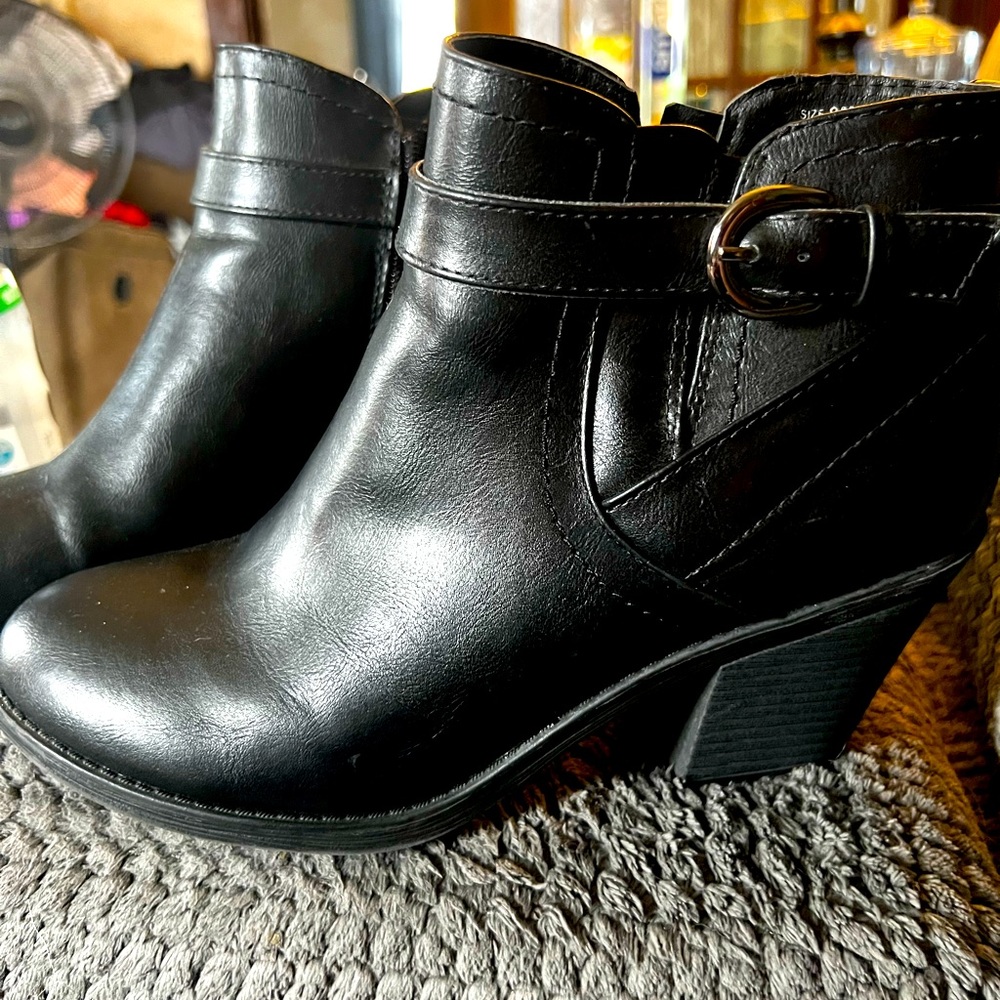 Like new women’s black boots
